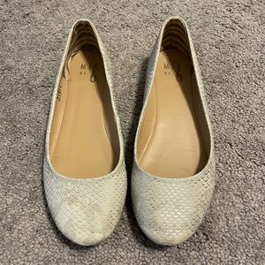 Mix No. 6 snake print silver flats. Size 6.5.